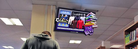 Imatge de pantalla d'informació en centre educatiu